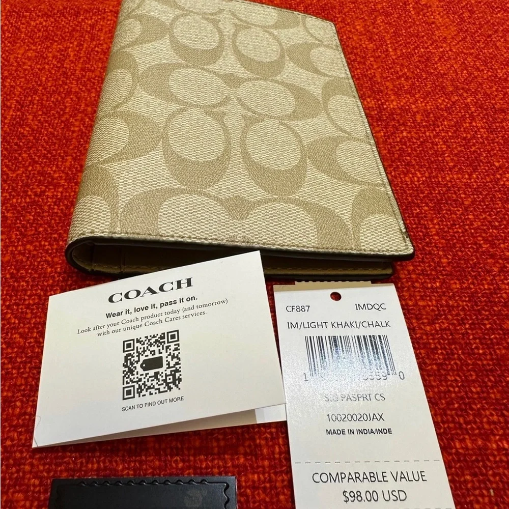 ❤️❤️❤️NWT Coach passport bag/case/cover in signature monogram canvas ❤️❤… - Picture 2 of 11
